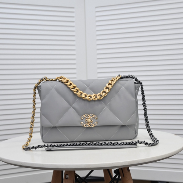 シャネルバッグ正面デザイン